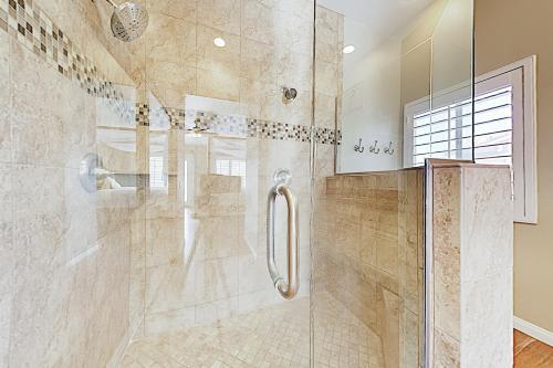 Lavish Home With Pool, Hot Tub, Game Room Home