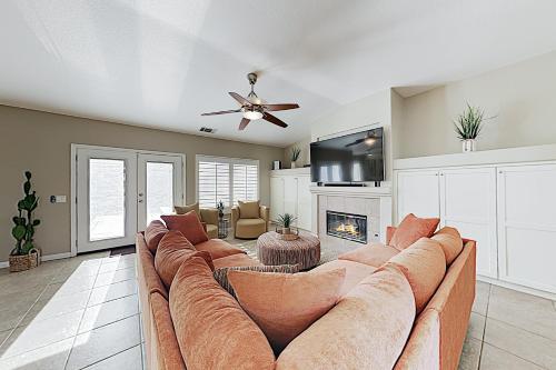 Lavish Home With Pool, Hot Tub, Game Room Home