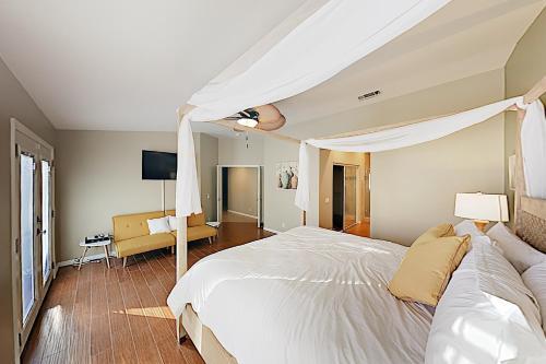 Lavish Home With Pool, Hot Tub, Game Room Home