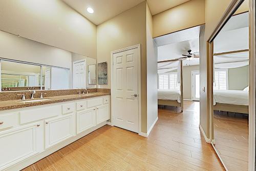 Lavish Home With Pool, Hot Tub, Game Room Home