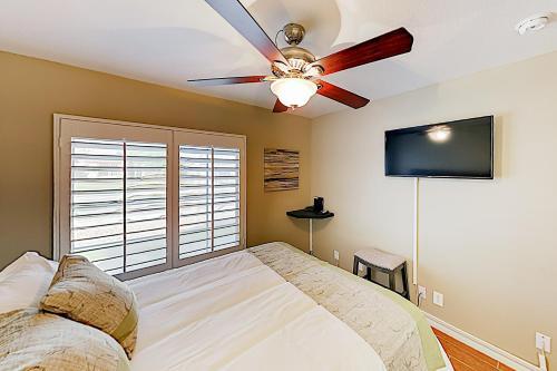 Lavish Home With Pool, Hot Tub, Game Room Home