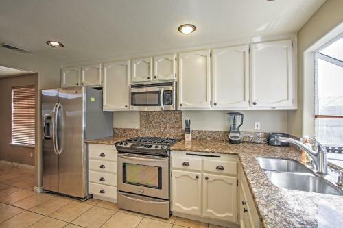 Beautiful La Quinta Getaway Golf, Hike, Explore!