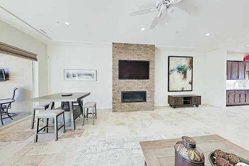 New Listing! La Quinta New-build With Mountain Views Home