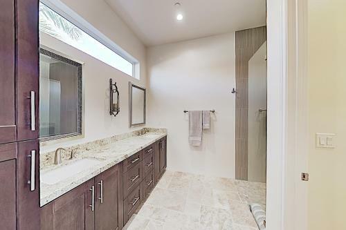 New Listing! La Quinta New-build With Mountain Views Home