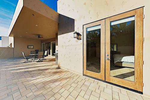 New Listing! La Quinta New-build With Mountain Views Home