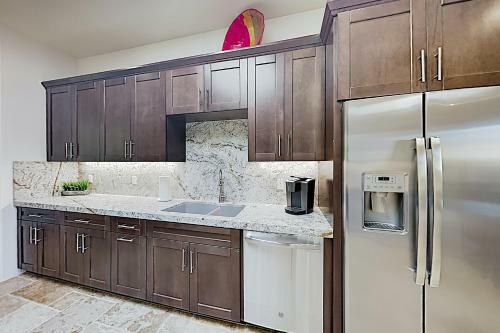 New Listing! La Quinta New-build With Mountain Views Home