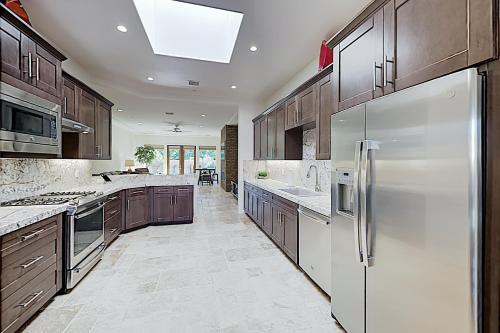 New Listing! La Quinta New-build With Mountain Views Home