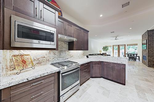 New Listing! La Quinta New-build With Mountain Views Home