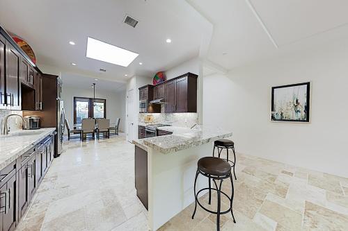 New Listing! La Quinta New-build With Mountain Views Home