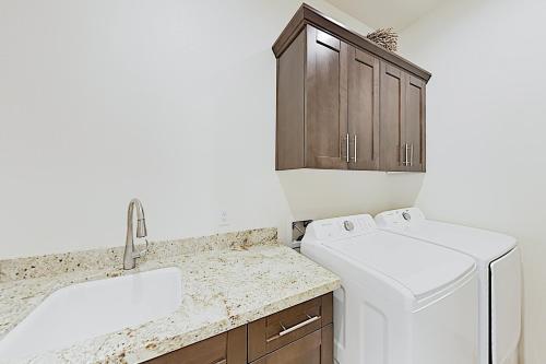 New Listing! La Quinta New-build With Mountain Views Home