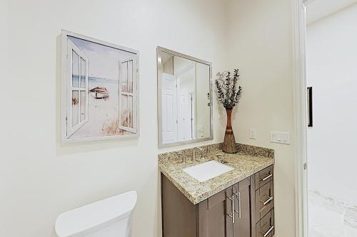 New Listing! La Quinta New-build With Mountain Views Home