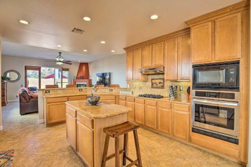 Lavish Escape With Pool 1 Mi To Old Town La Quinta!