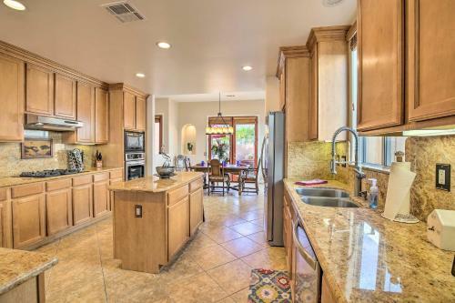 Lavish Escape With Pool 1 Mi To Old Town La Quinta!