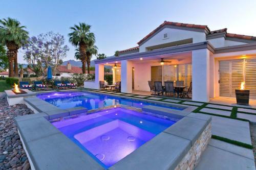 Rare Find-5 Star Rated-stunning Views-pool-spa