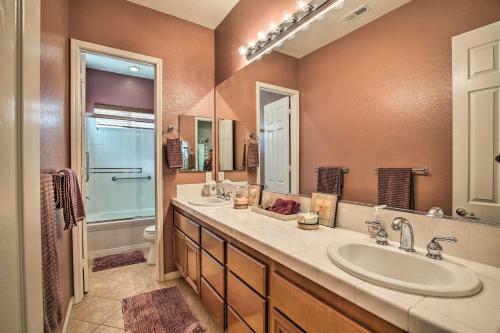 Spacious Retreat With Tiki Lounge And Pool Table!