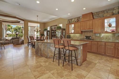 1 Rated Luxury Estate-pool Oasis 3br