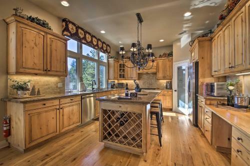 Sugar Bear Lodge With Game Room - 5 Mi To Village!
