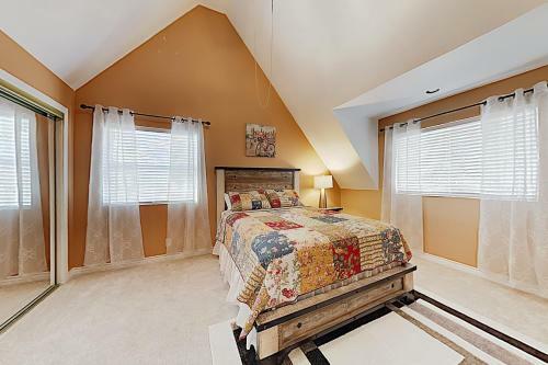 Tree-top Getaway With Forested Views & Elevated Deck Home