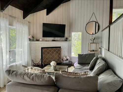 Tranquil Mountain Setting Home