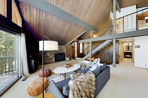 Luxe A-frame - Game Room, New Kitchen, Gas Firepit Home