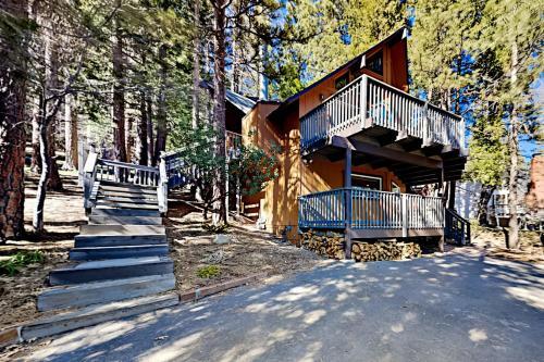 Luxe A-frame - Game Room, New Kitchen, Gas Firepit Home