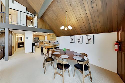 Luxe A-frame - Game Room, New Kitchen, Gas Firepit Home
