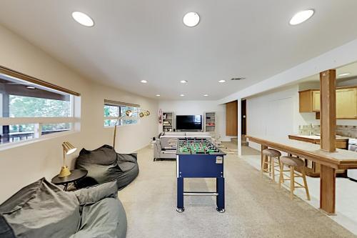 Luxe A-frame - Game Room, New Kitchen, Gas Firepit Home