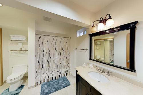 Luxe A-frame - Game Room, New Kitchen, Gas Firepit Home
