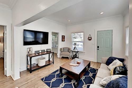 Walk Downtown - Modern Bungalow - Yard & Parking Home
