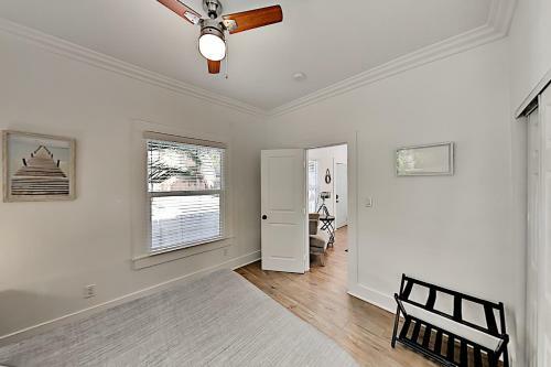 Walk Downtown - Modern Bungalow - Yard & Parking Home