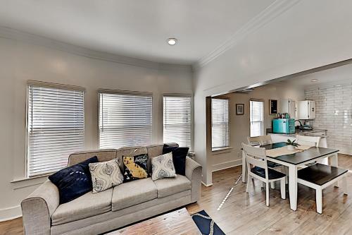 Walk Downtown - Modern Bungalow - Yard & Parking Home