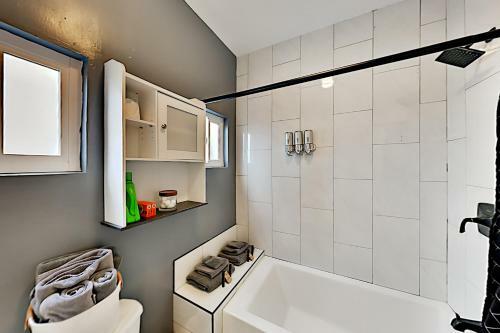 Walk Downtown - Modern Bungalow - Yard & Parking Home