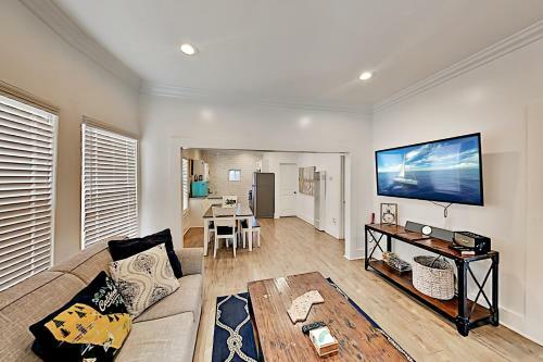 Walk Downtown - Modern Bungalow - Yard & Parking Home