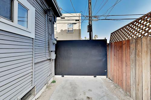 Walk Downtown - Modern Bungalow - Yard & Parking Home