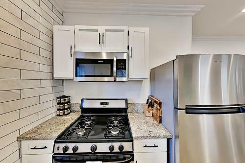 Walk Downtown - Modern Bungalow - Yard & Parking Home