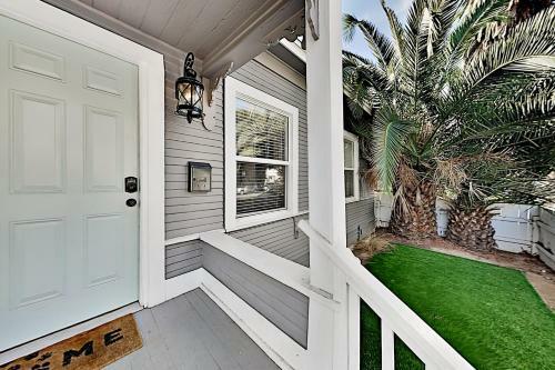 Walk Downtown - Modern Bungalow - Yard & Parking Home