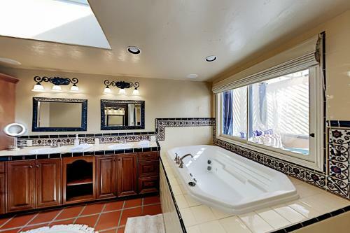 Outdoor Kitchen & Firepit - Walk To Beach! Home