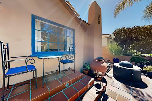 Outdoor Kitchen & Firepit - Walk To Beach! Home