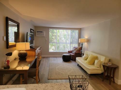 Hollywood Cosmopolitan Apartments