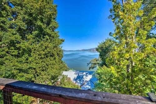 Romantic Lakeside Digs Near Wineries And Beach