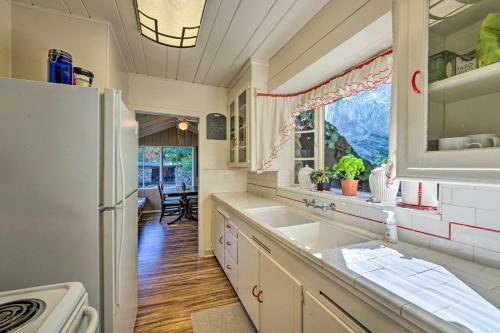 Romantic Lakeside Digs Near Wineries And Beach