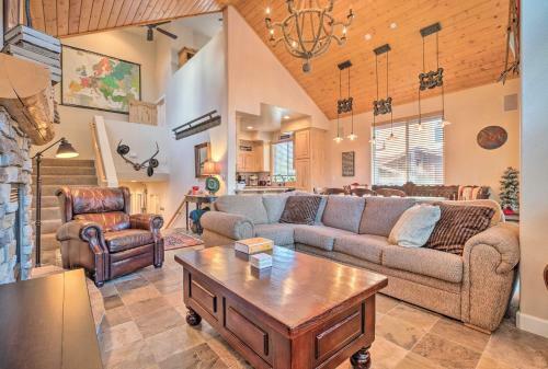 Mammoth Lakes Townhome - 10-min Walk To Village!