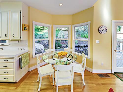 Quiet Wine Country Home Home