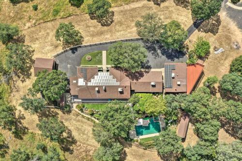 Unique Yosemite Mountaintop Retreat On 100 Acres