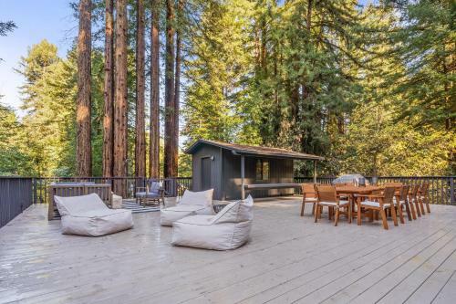 Forest Hideaway With Wraparound Deck & Firepit Home