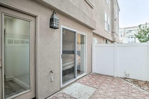Bright, Modern Townhome Parks, Shops And Eats!
