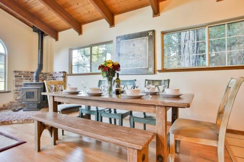 Moon River! Redwoods! Hot Tub! Bbq! Game Room! Close To River!