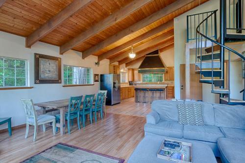 Moon River! Redwoods! Hot Tub! Bbq! Game Room! Close To River!