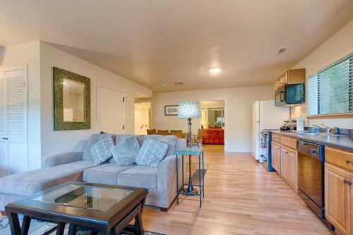 Moon River! Redwoods! Hot Tub! Bbq! Game Room! Close To River!