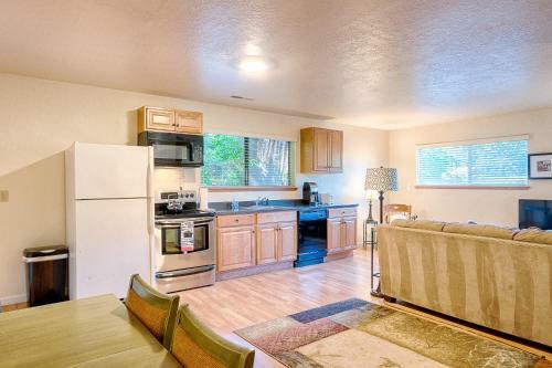 Moon River! Redwoods! Hot Tub! Bbq! Game Room! Close To River!